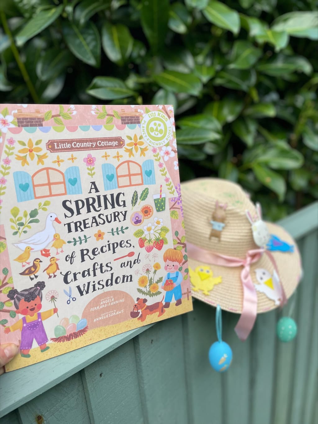 Little Country Cottage: A Spring Treasury of Recipes, Crafts and Wisdom