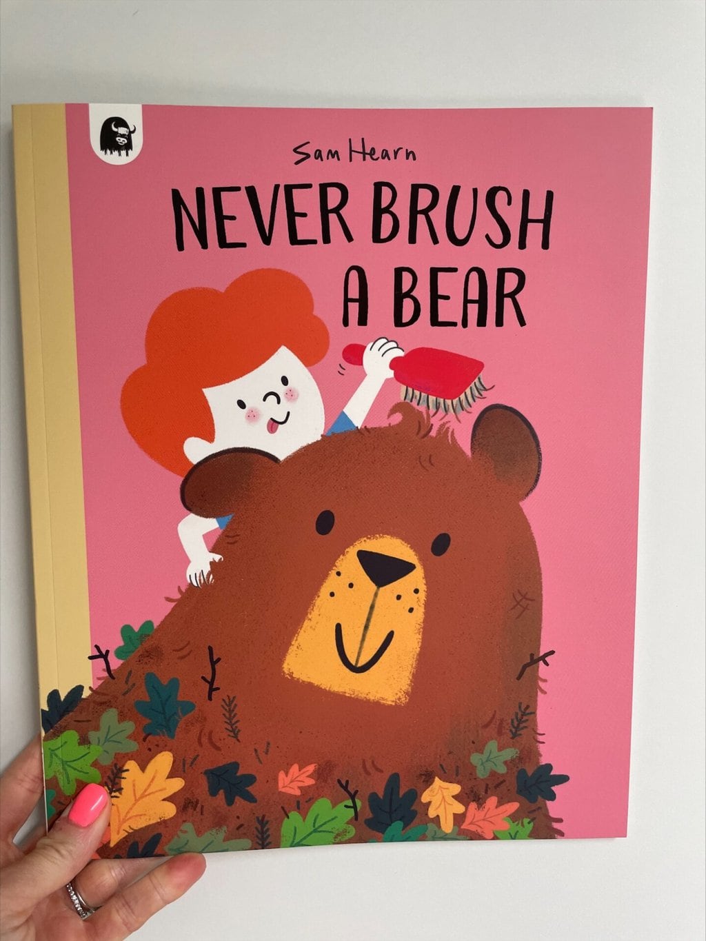 Never Brush a Bear – Sam Hearn (author and illustrator), Happy Yak (imprint of Quarto) (publisher)