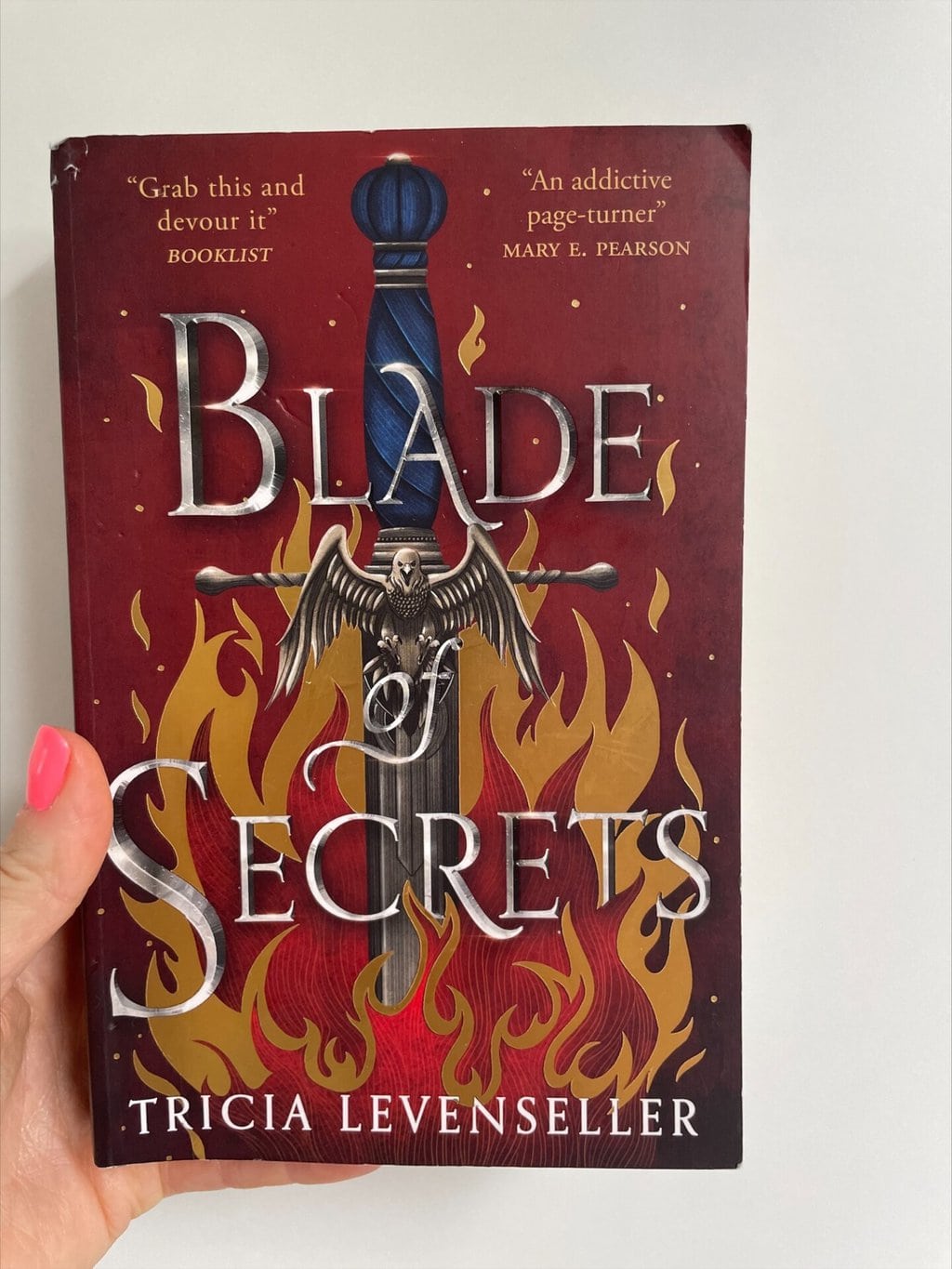 Blade of secrets-Tricia Levenseller (author), Pushkin press (publisher