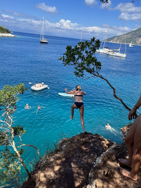 12 of the best beaches you don't want to miss in Kefalonia.
In the north, the rocky unspoiled coastline and the beach's picturesque evergreen scenery, small bays, and shingle and pebble beaches are dominated by crystal clear water.