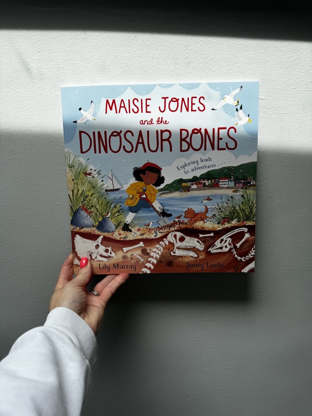 Maisie Jones and the Dinosaur Bones