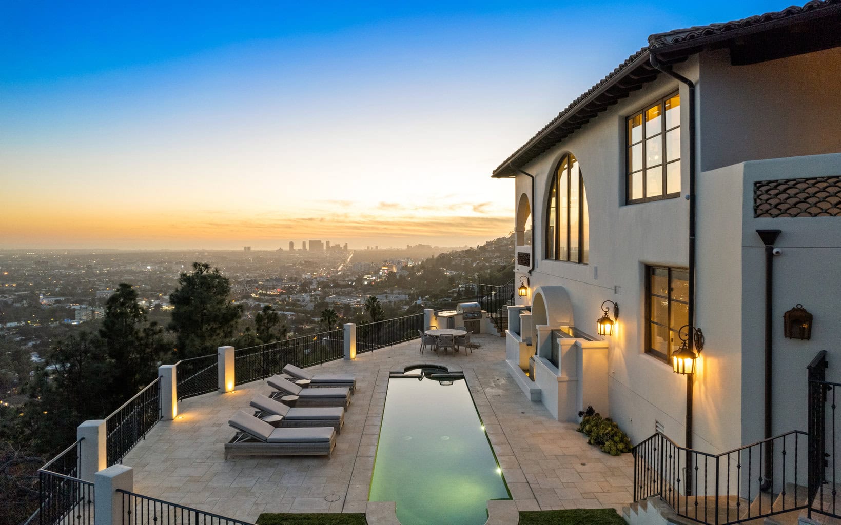 Curated visual reference: Visual Reference: Cutting Edge Design Meets Comfort Modern Luxury Vacation Rentals In